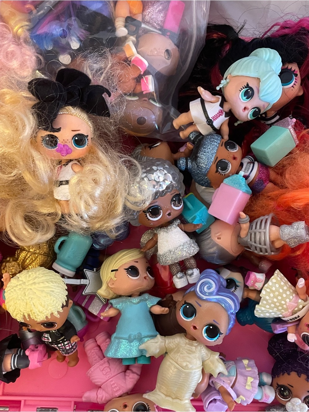 L.O.L. Surprise! Doll Carry Case with Pink and Black Dolls - Picture 5 of 7